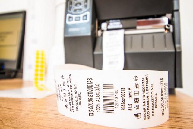 Guia completo sobre etiquetas para confecção de roupas: tudo que você precisa saber